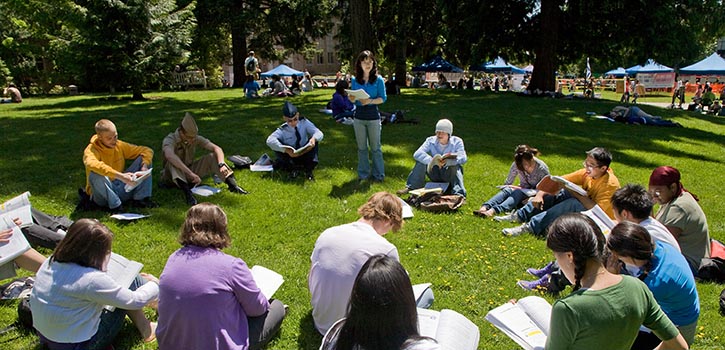 University of Washington class sitting on a lawn. Photo by Doug Plummer.